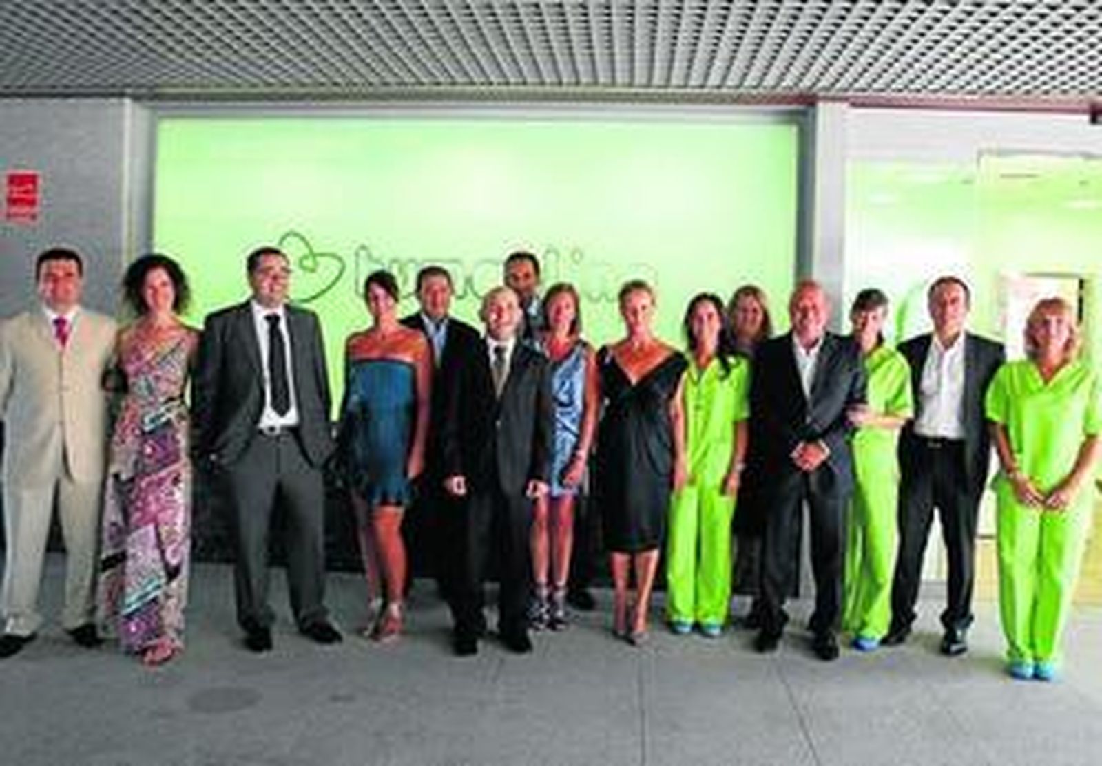 Todo el personal que trabaja en el centro sanitario, ayer.