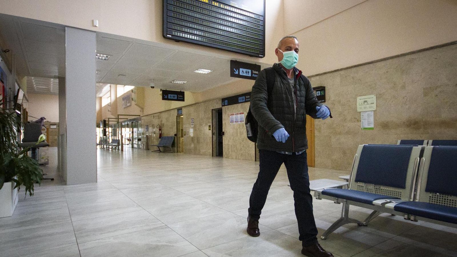 Un pasajero aterriza en Granada en abril de 2020, en pleno confinamiento a causa de la pandemia del Covid-19