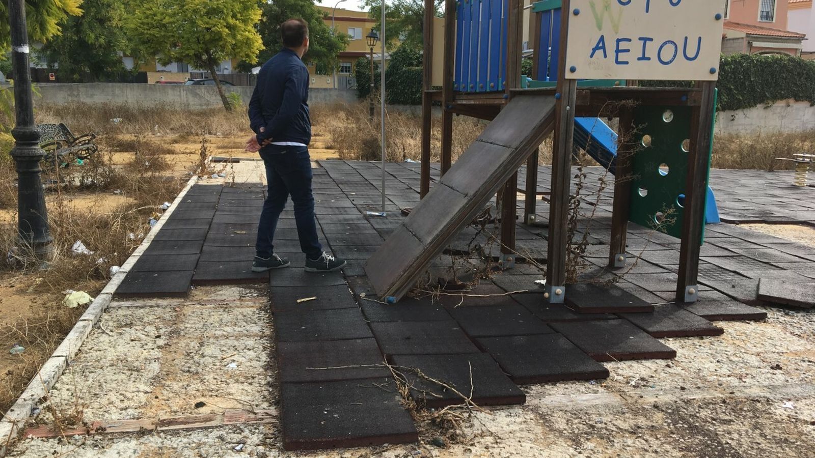 Otro parque abandonado y destrozado.