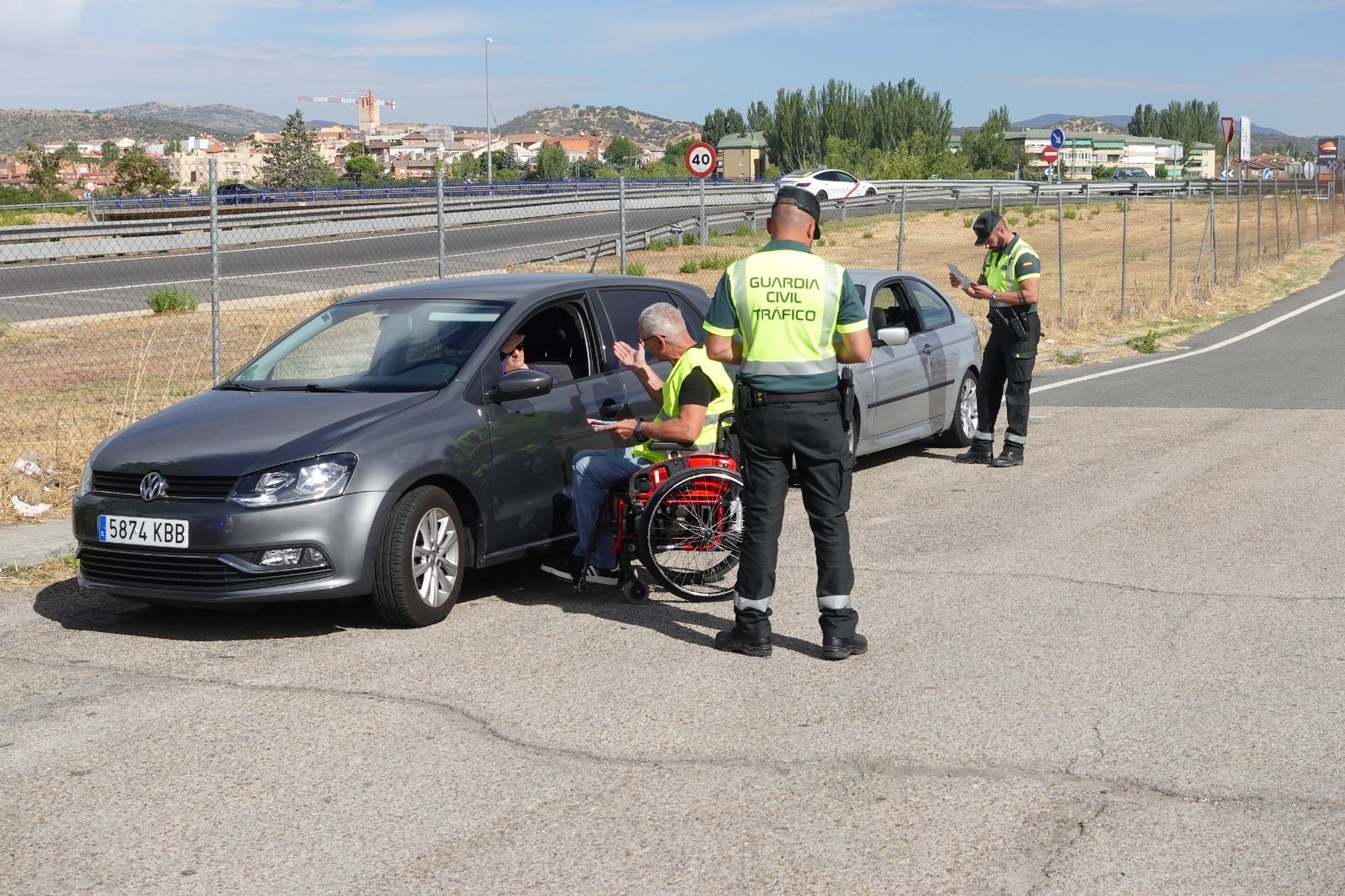 Control de seguridad por parte de la Guardia Civil, acompañado por civiles implicados en accidentes