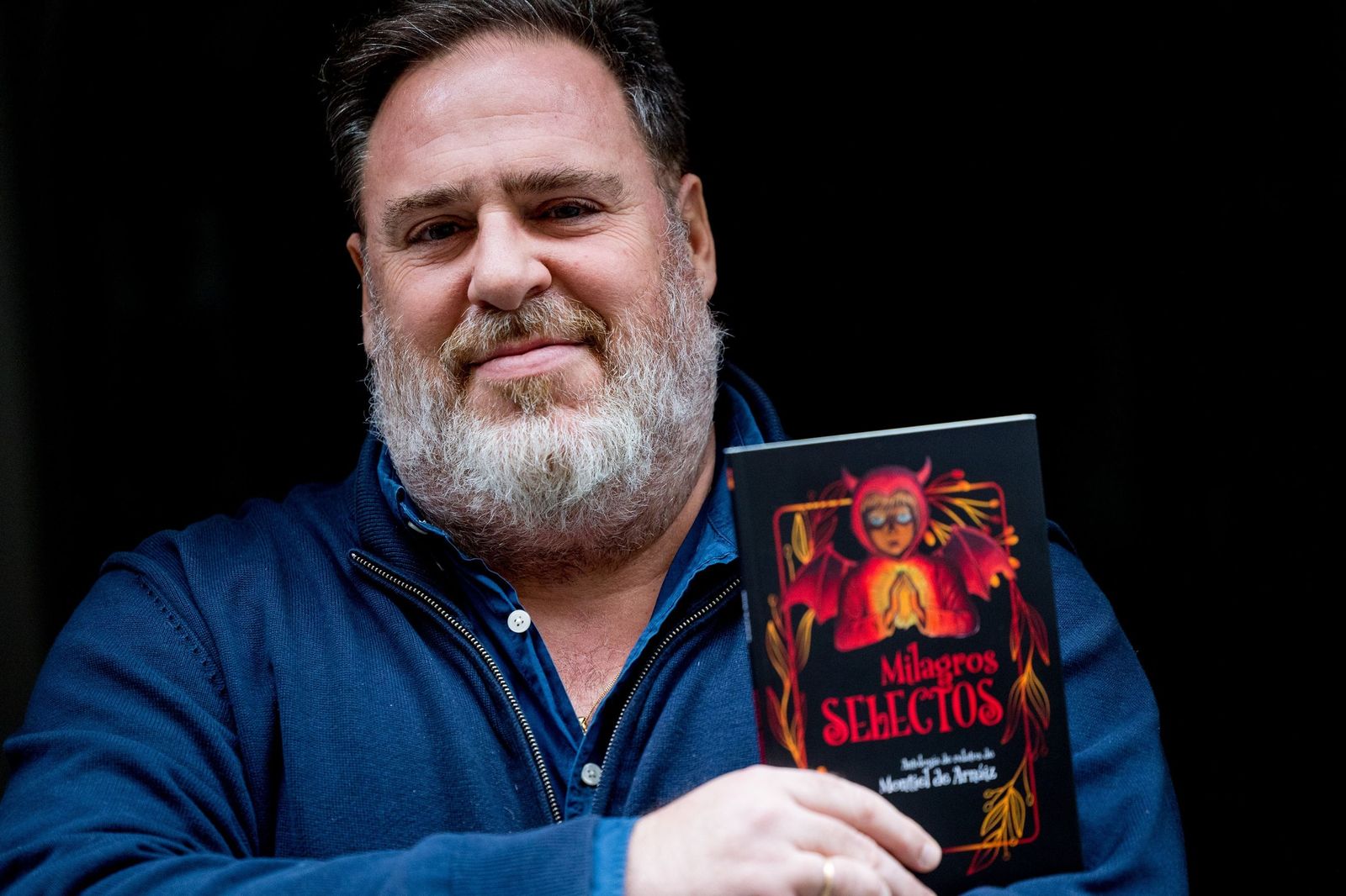 El escritor Montiel de Arnáiz con sus 'Milagros selectos'.