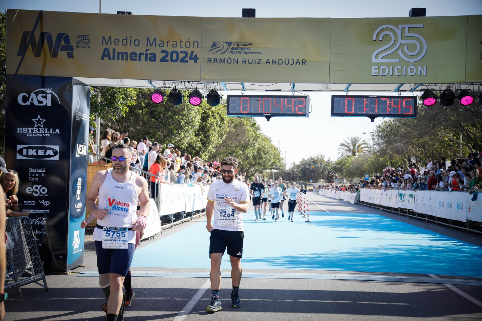 Imágenes de la llegada de la Media maratón Ciudad de Almería