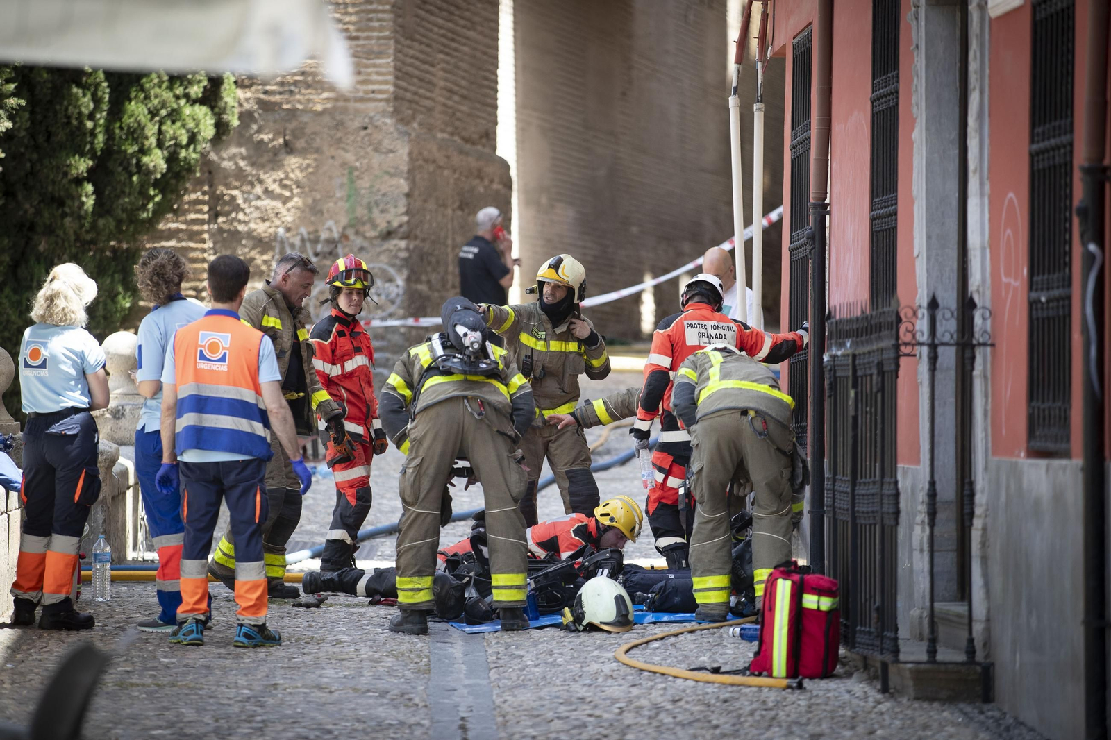 Las imágenes del incendio del edificio cercano a la iglesia de Santa Ana de Granada