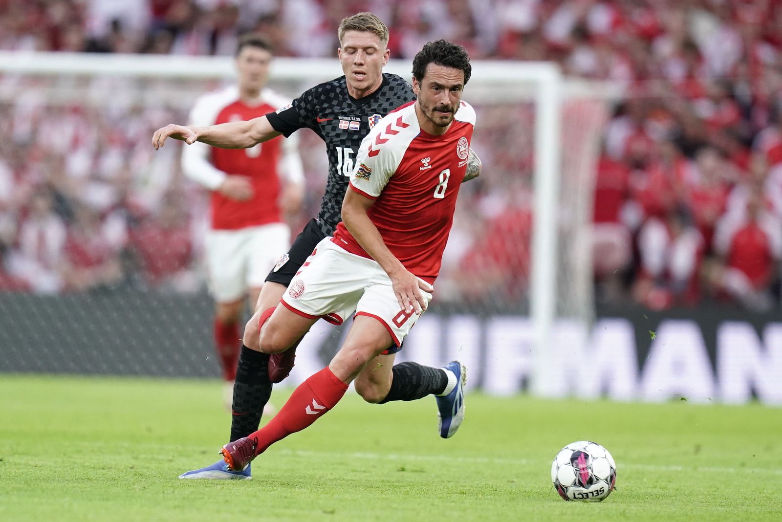 Delaney se zafa de Jakic en el Dinamarca-Croacia.