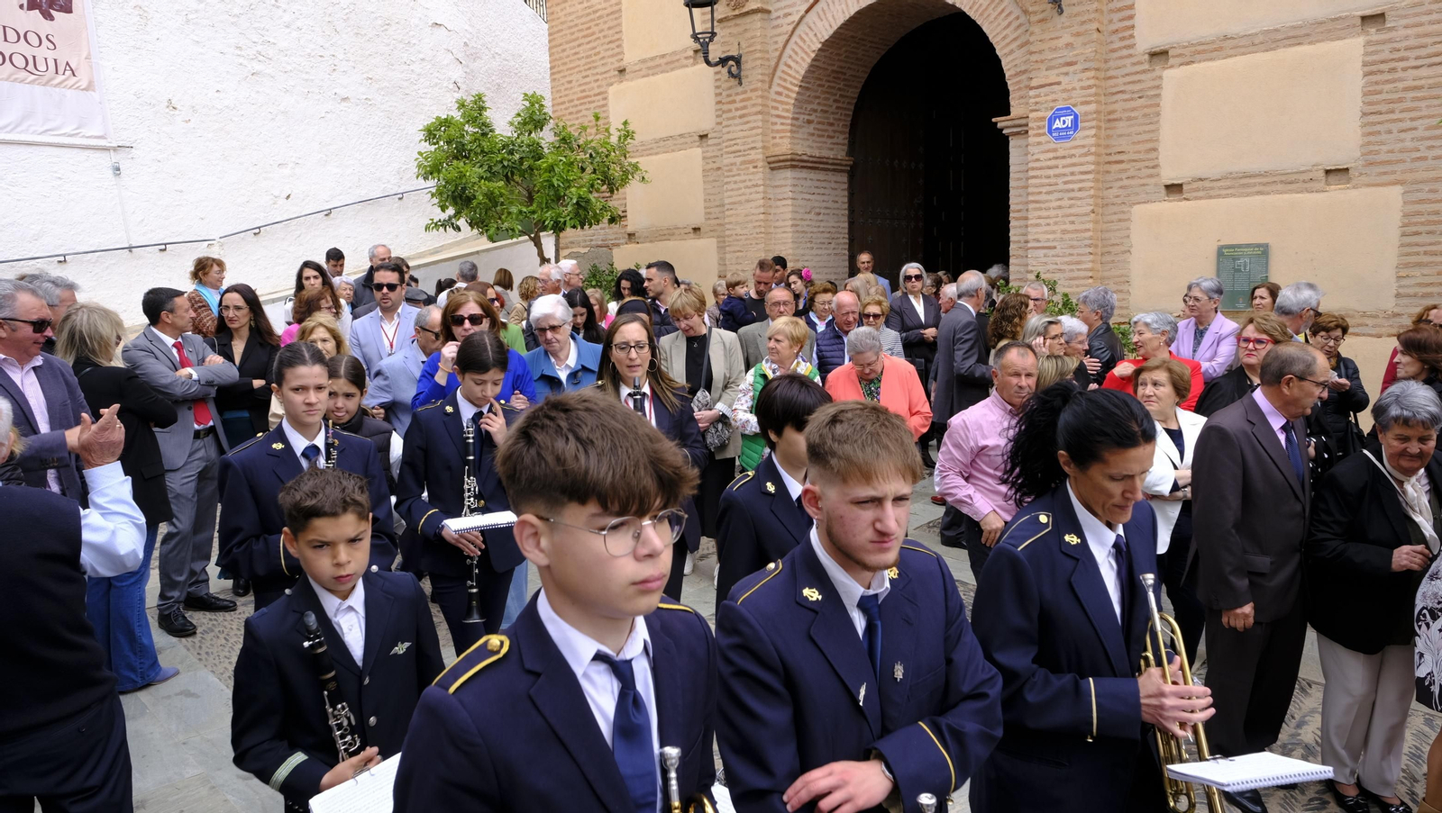 Imágenes de la procesión y paella solidaria en las Fiestas de Abla