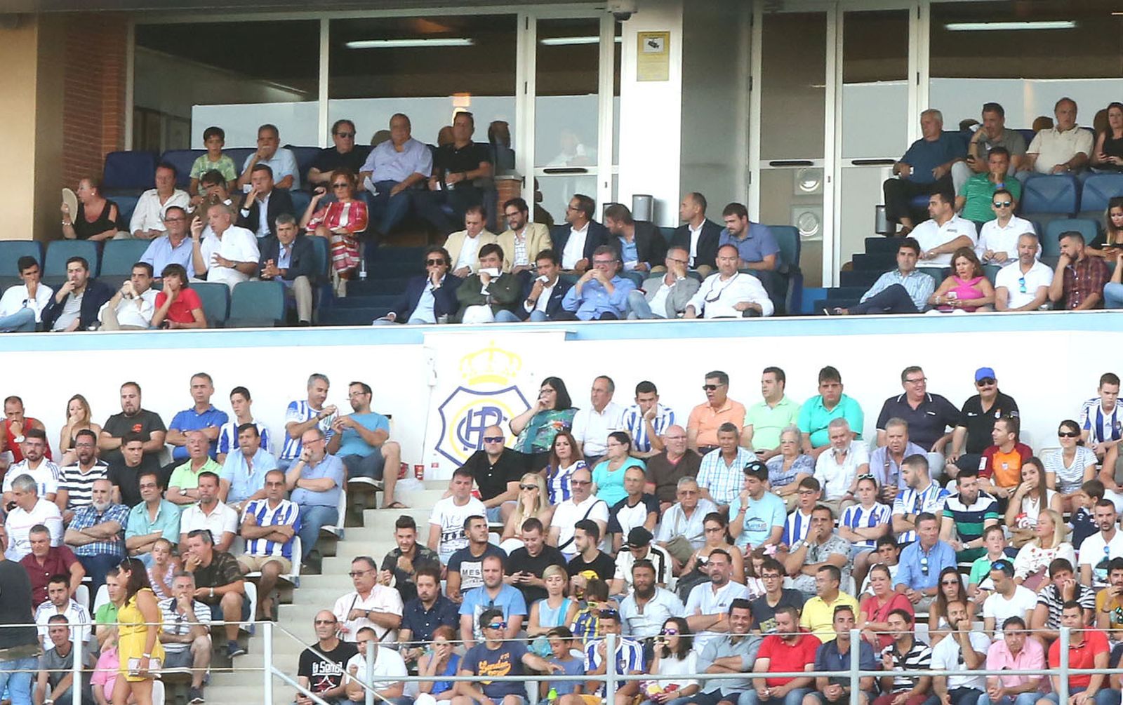 1. Juanma López presenció el encuentro en la grada acompañado del alcalde y el consejo de administración recreativista. 2. Antonio Domínguez se marcha sonriente junto a Lolino 3. La acumulación de efectivos y la falta de espacios provocaron que en la primera parte se viese un fútbol poco atractivo. 4. Antonio Domínguez se estrenó como capitán recreativista en el Nuevo Colombino, una faceta que repetirá siempre que no esté Núñez sobre el verde. 5. Carlos Calvo se reencontró con su pasado cadista. 6. La tribuna principal del Nuevo Colombino prácticamente se llenó para el partido de presentación recreativista. Más de 5.000 espectadores acudieron.