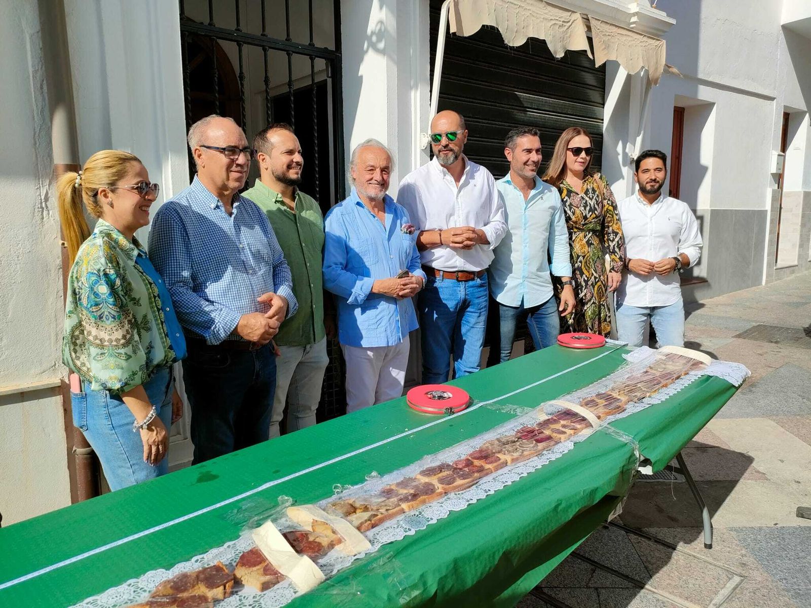 Fotos de la tosta ibérica de más de 150 metros preparada en Los Barrios