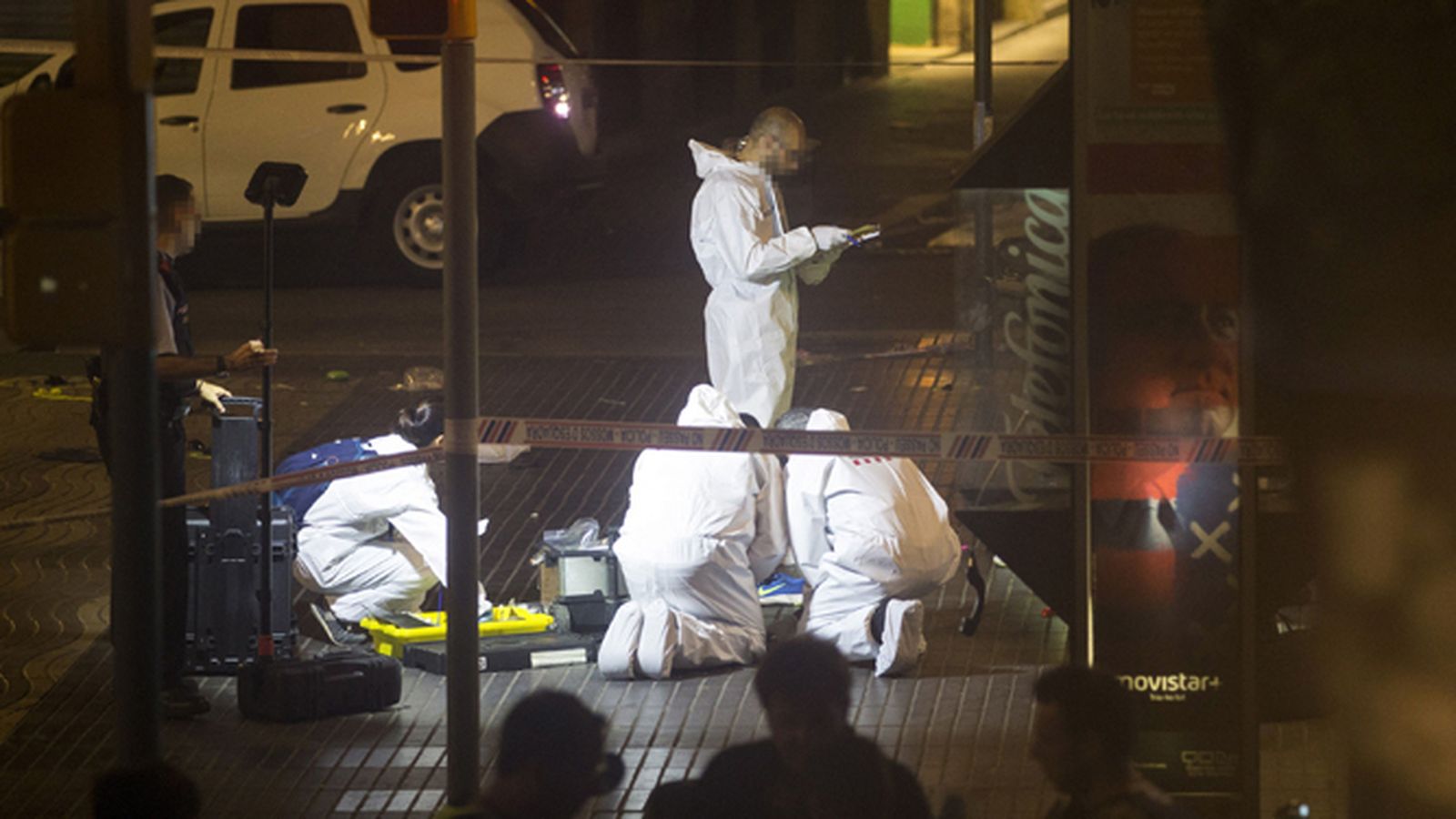 Policías investigando en las Ramblas el atentado del 17 de agosto de 2017.
