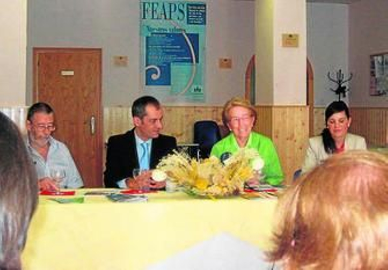 Escribano y García, en el centro, ayer en la firma del convenio.