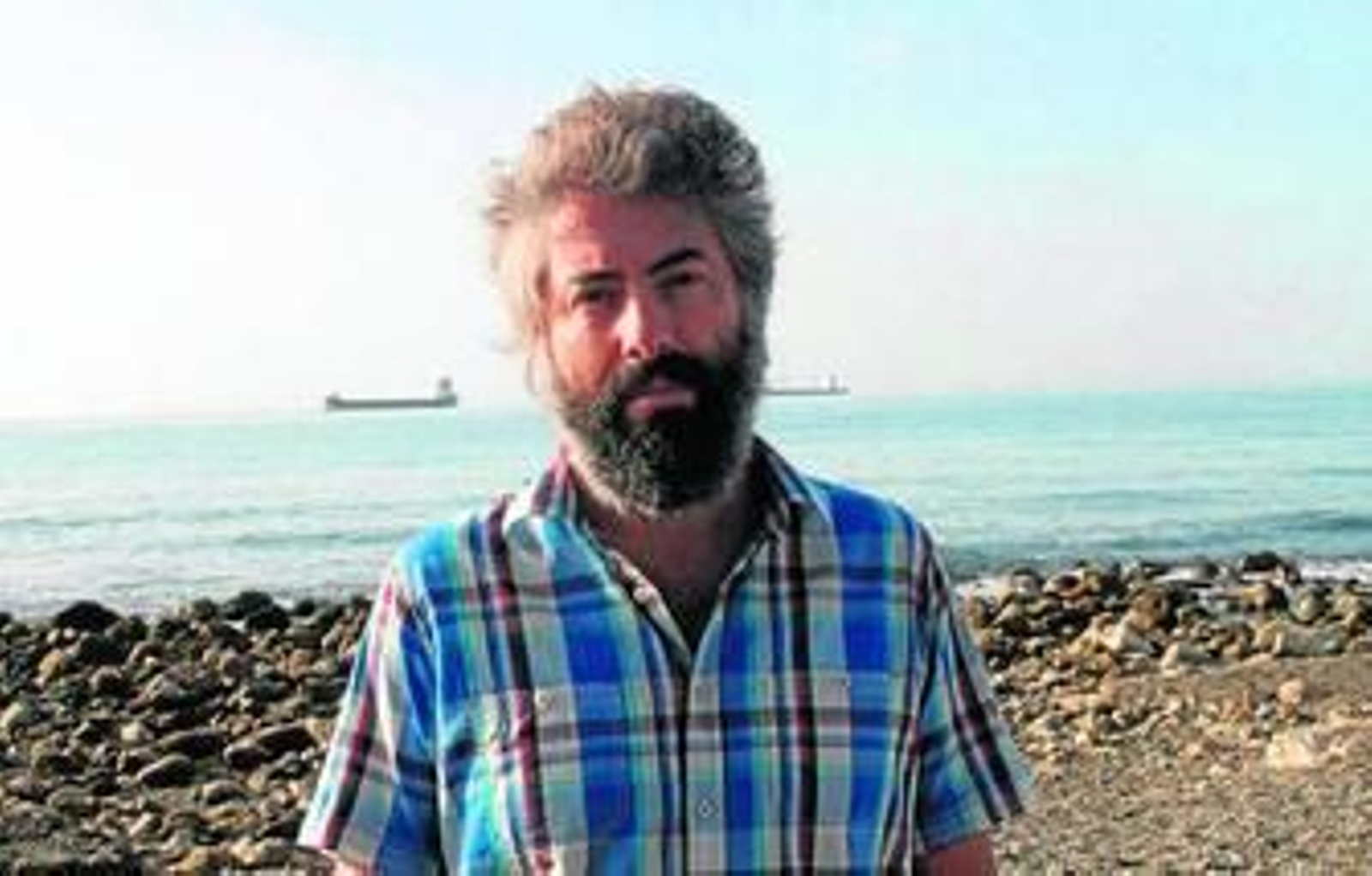 Antonio Luque, en los Baños del Carmen, con camisa de cuadros.