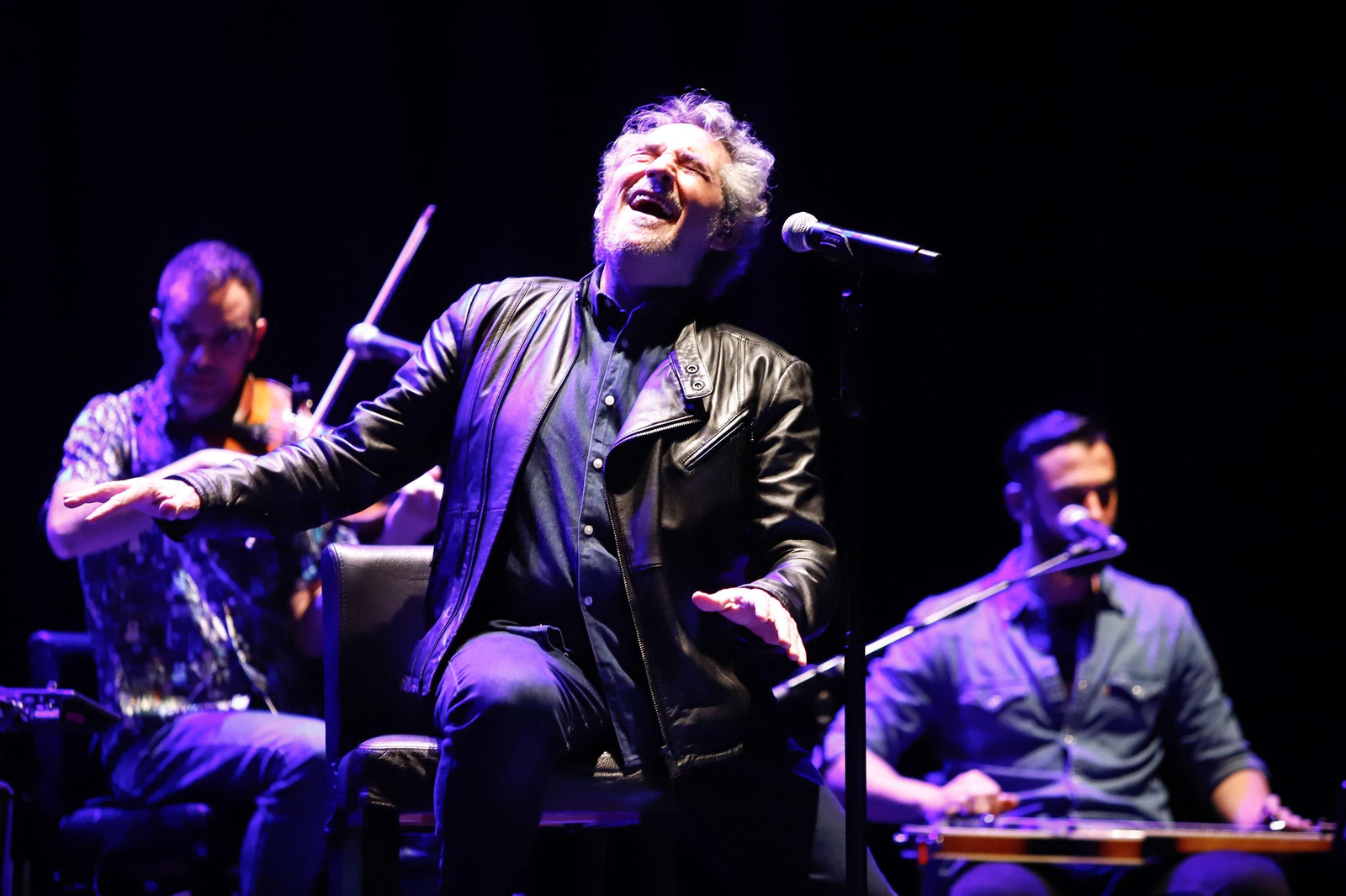 Miguel Ríos entrega un legado al Instituto Cervantes y ofrece un concierto en el Teatro Isabel la Católica