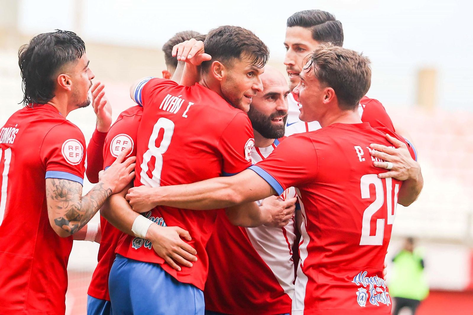 Iván Turrillo, felicitado por sus compañeros tras su gol al Mérida.