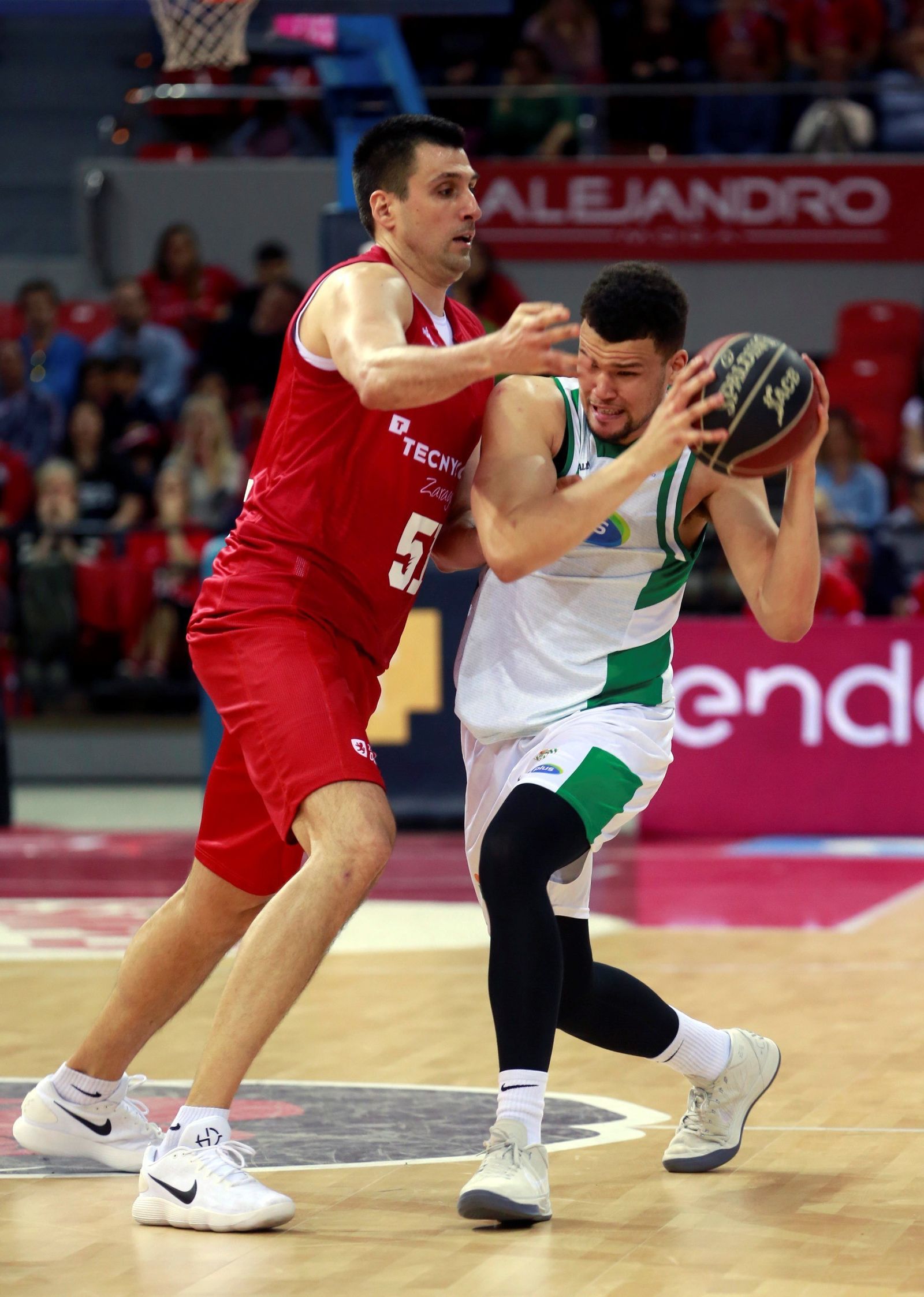 Luke Nelson, presionado por Bjelica.