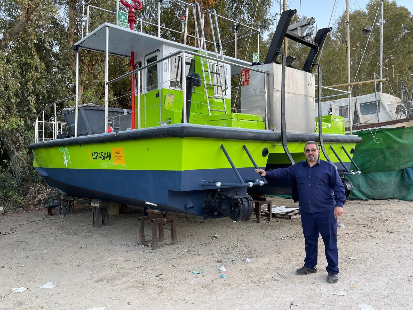 Juan Luis de Miguel junto al catamarán del que ha sido patrón 12 años.