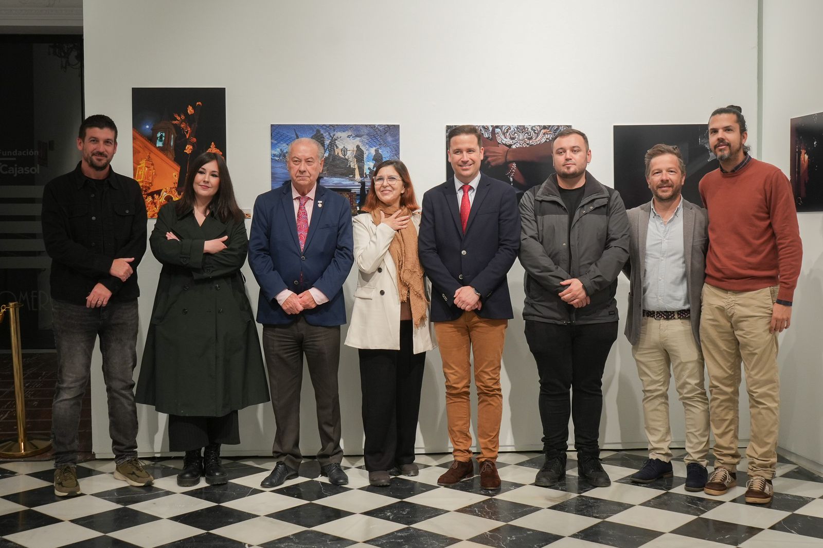 Imágenes de la inauguración de exposición fotográfica 'Luz de Cuaresma', en la Sala El Comercial de la Fundación Cajasol