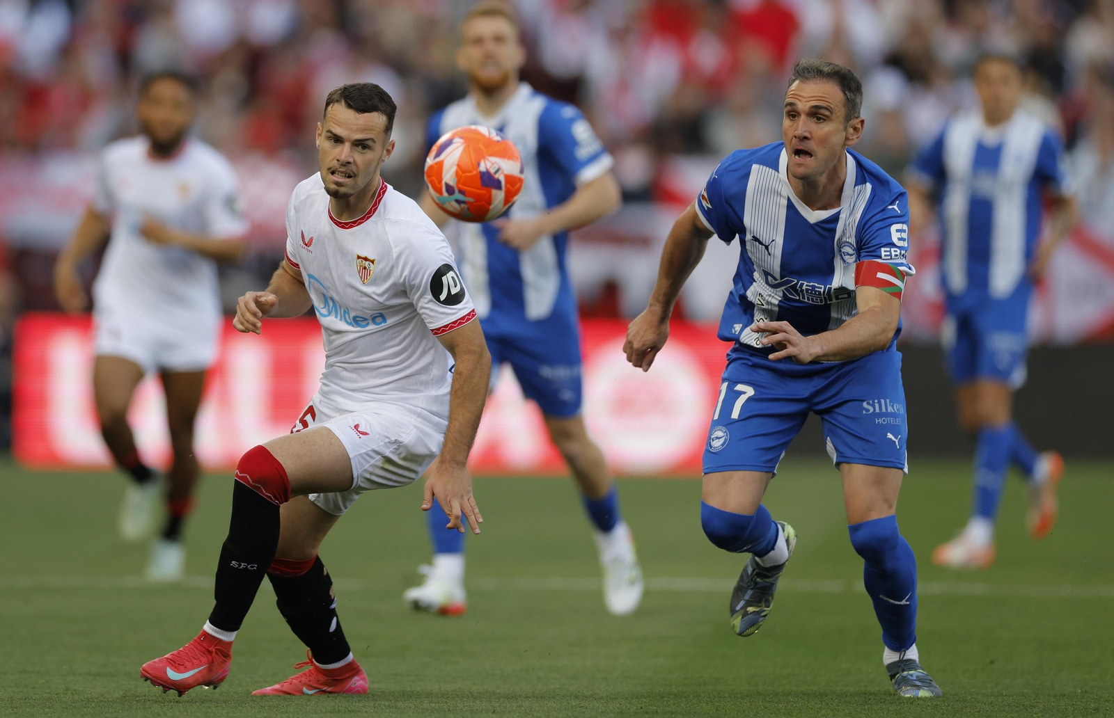 Ramón Martínez, debutante en la Liga como titular, persigue a Kike García.