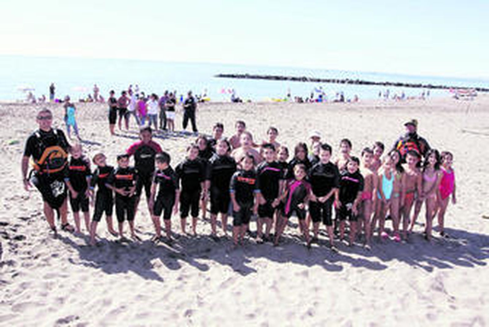 Los niños posaron entre risas y ganas de ir al agua, con la atenta mirada de sus padres al fondo.