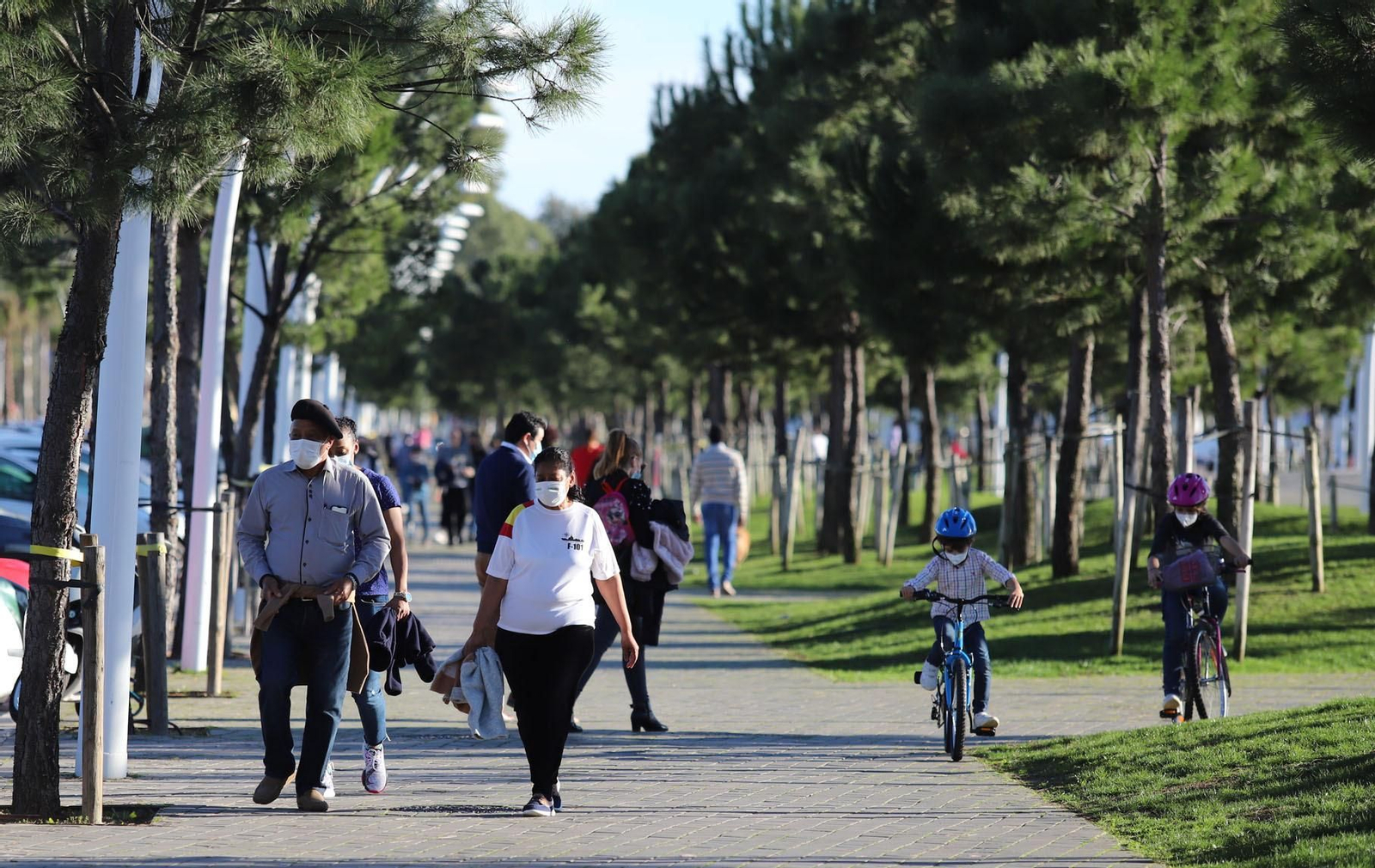 El buen tiempo del sábado llena de onubenses el Paseo de la Ría