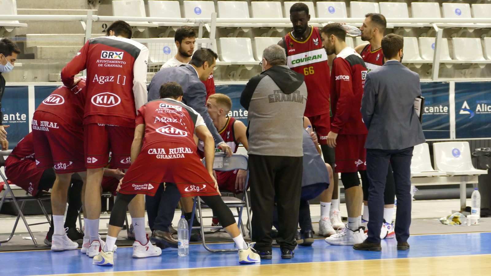 Pablo Pin imparte instrucciones en un tiempo muerto.