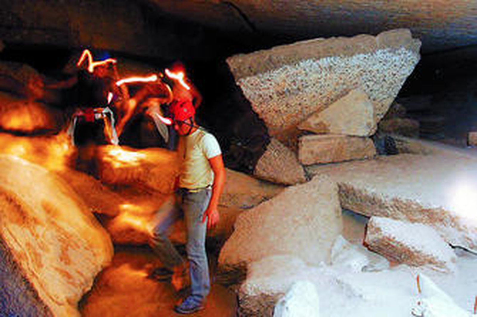 Excursionistas, con linternas en la cabeza, inspeccionan las galerías del Karst en Yesos de Sorbas.