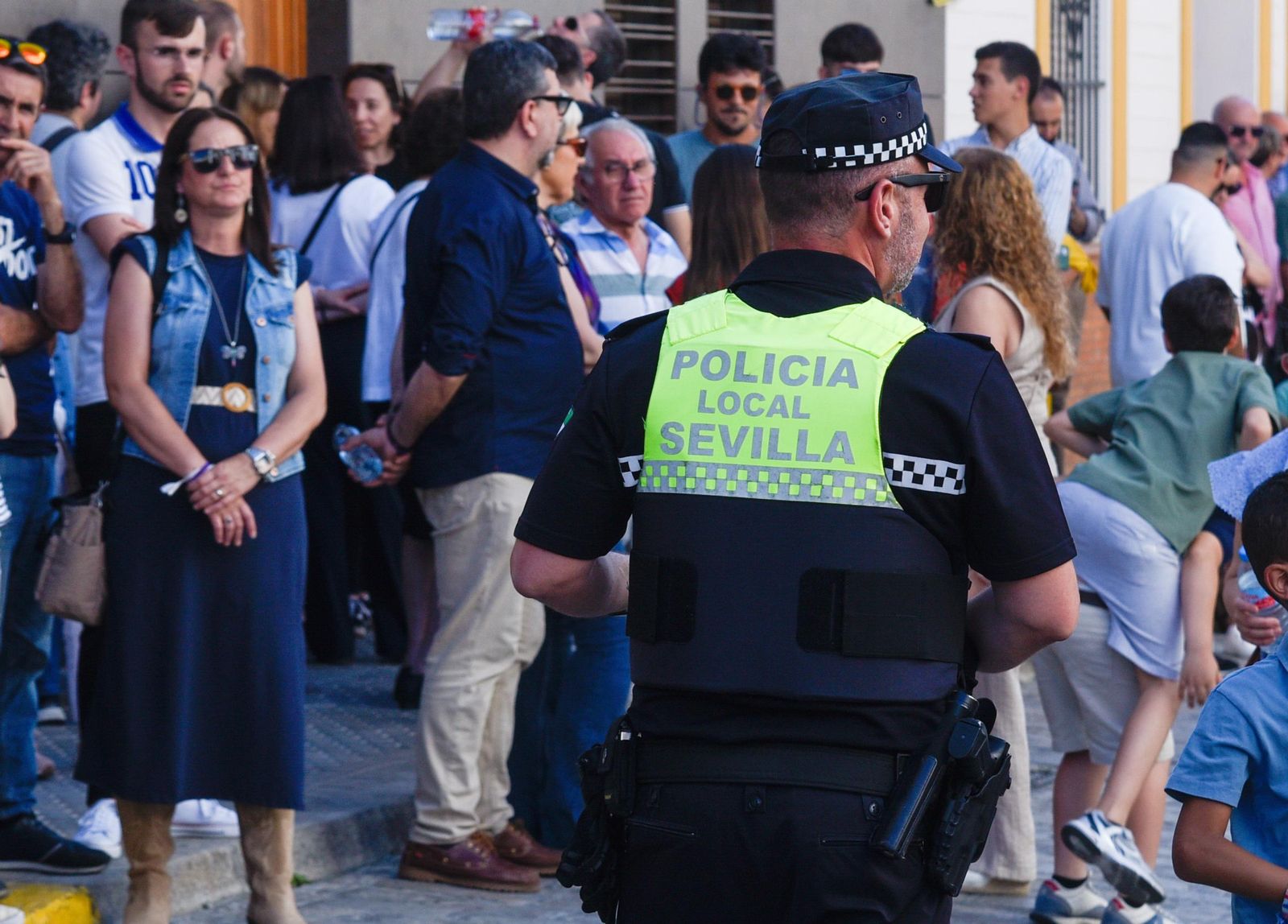 Un policía local de Sevilla, el sábado en la procesión de María Auxiliadora de Triana.