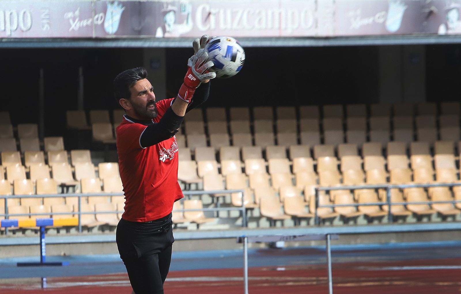 Camacho ataja un balón en el entrenamiento de este jueves en Chapín.