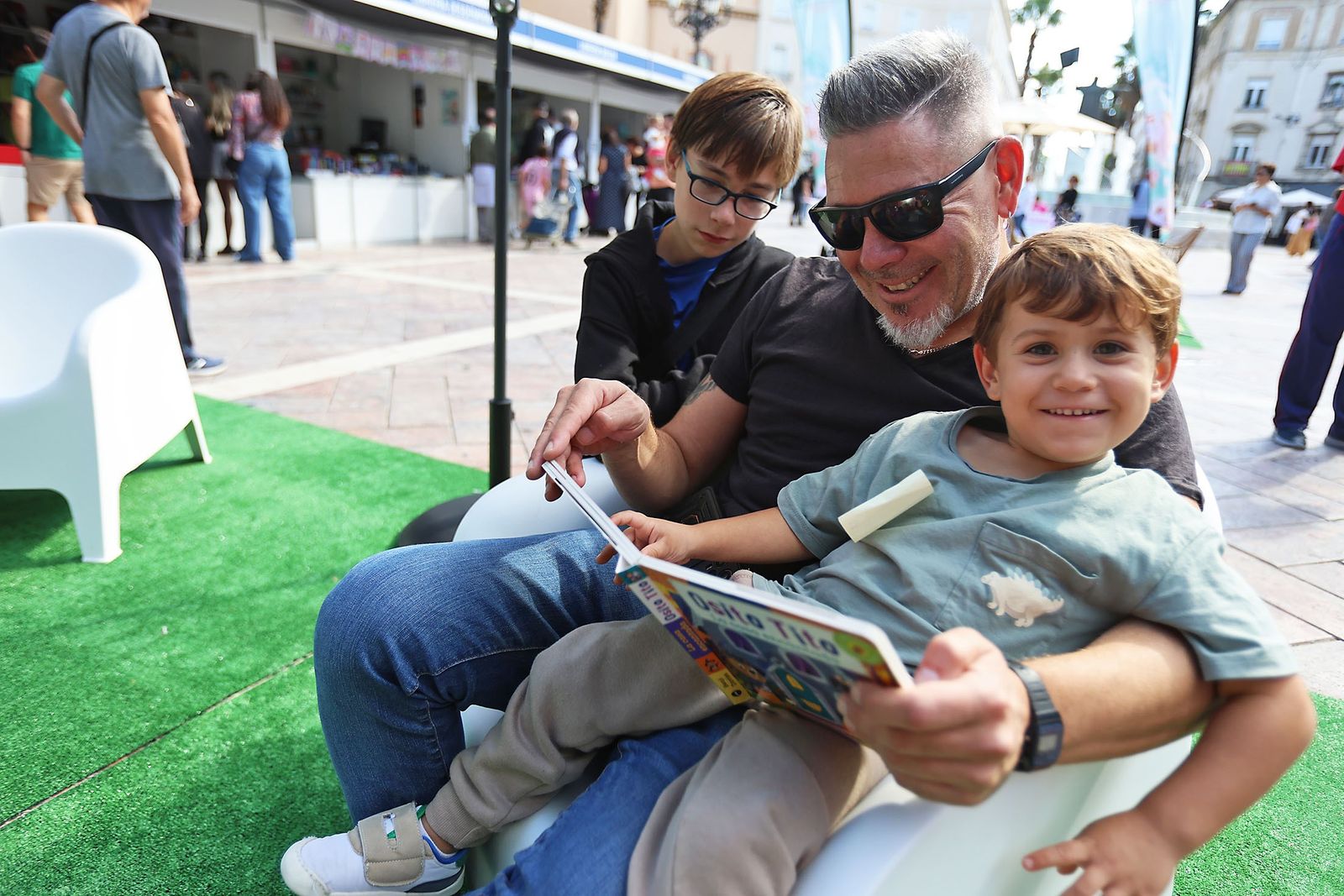 Niños disfrutando de la edición anterior de la Feria del Libro de Huelva.