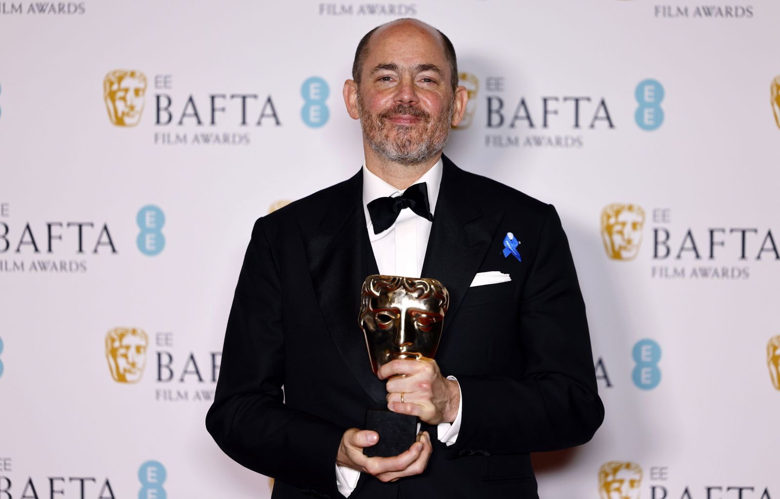 Edward Bergerposa con su Bafta a mejor director por 'Sin novedad en el frente'.