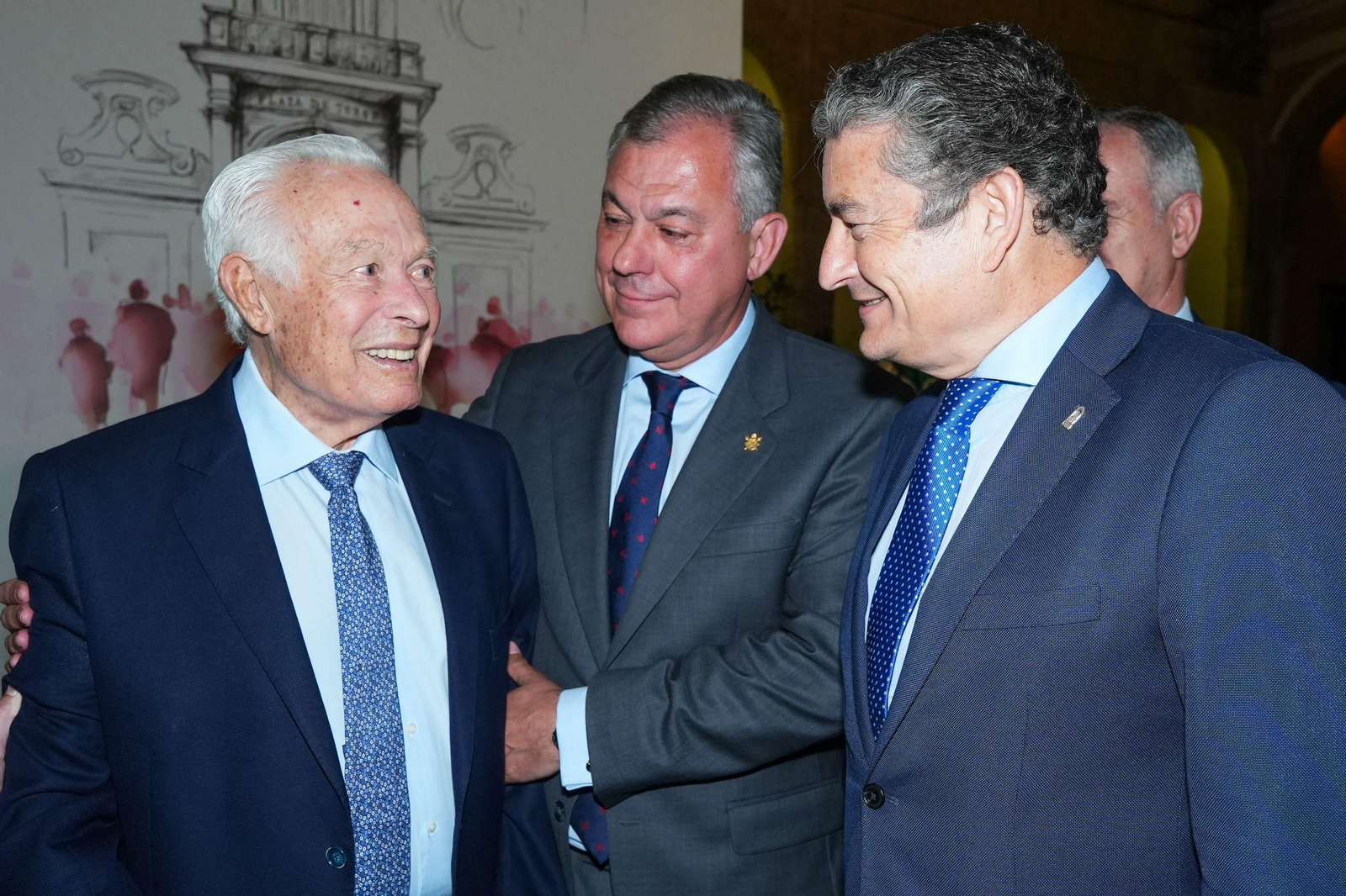 El alcalde de Sevilla, entre Curro Romero y el consejero Antonio Sanz.