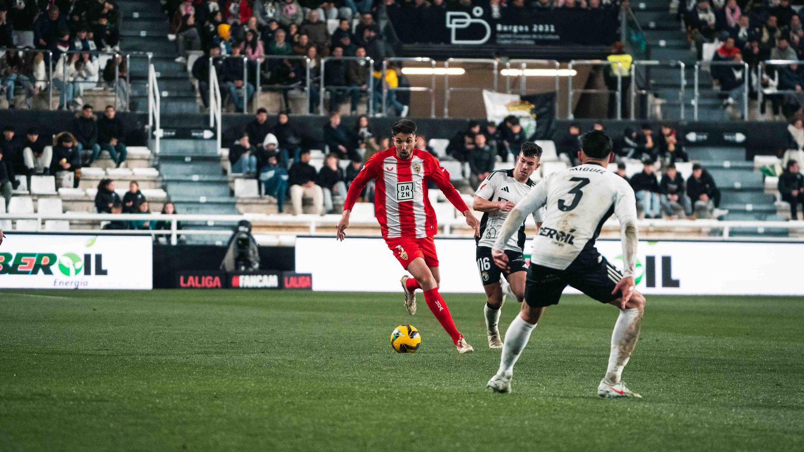 Édgar avanza con el esférico ante la oposición del exrojiblanco Curro Sánchez