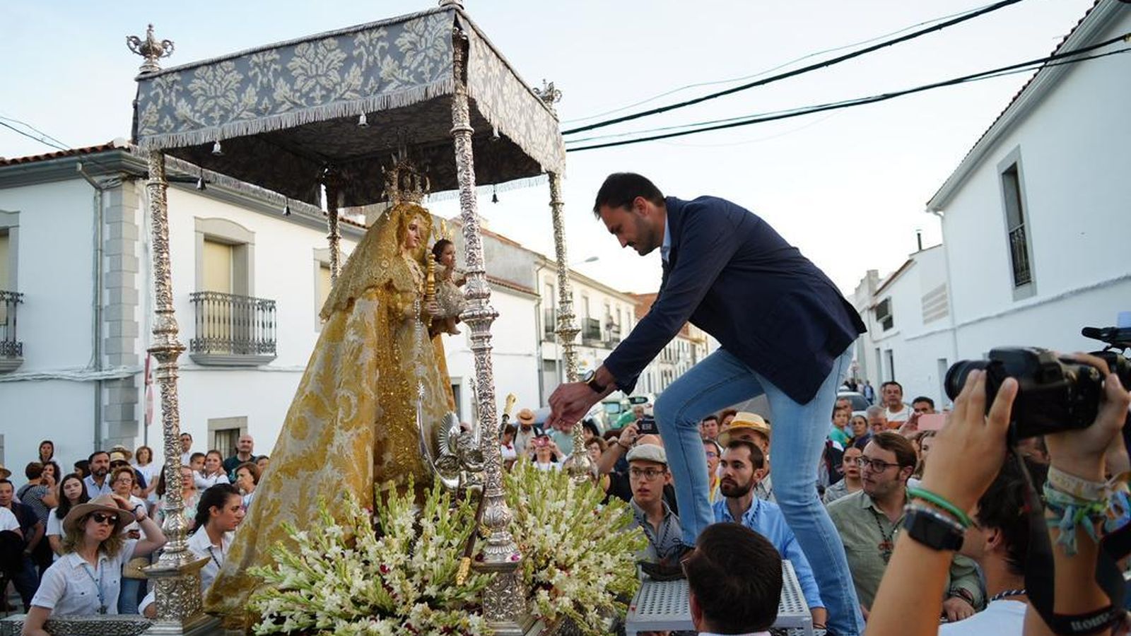 El alcalde, Isaac Reyes, retira el bastón de mando como Alcaldesa Perpetua.