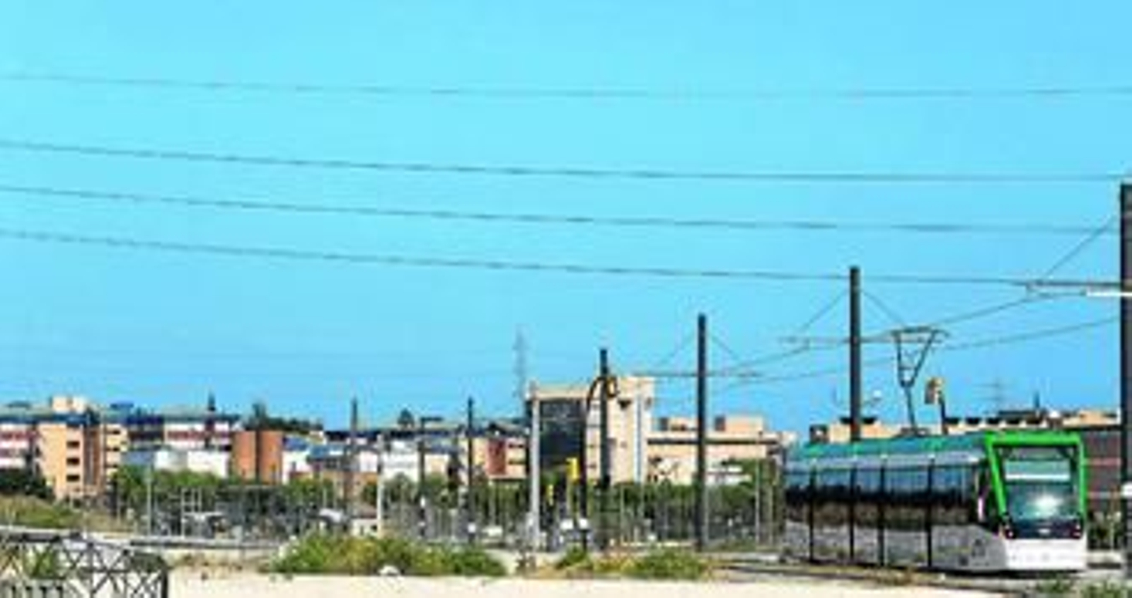 Uno de los trenes del Metro, a su paso por el tramo en superficie de Teatinos.