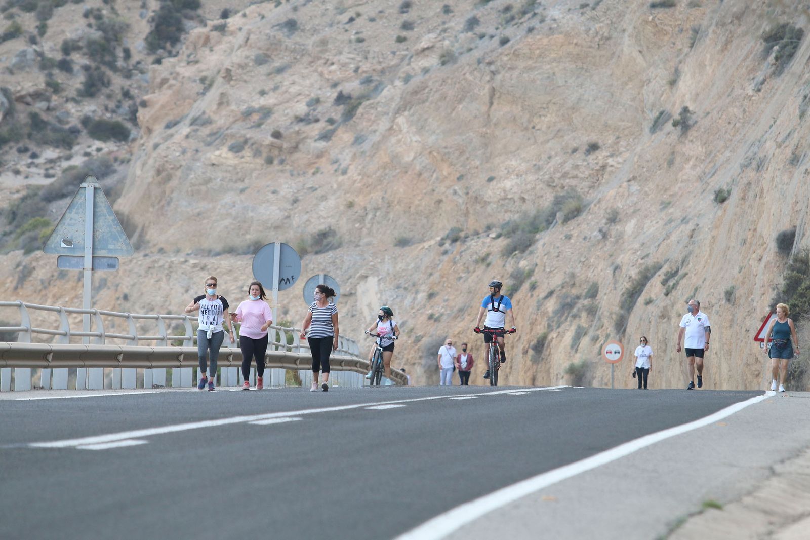 Las imágenes de la gente paseando en la carretera cortada de El Cañarete