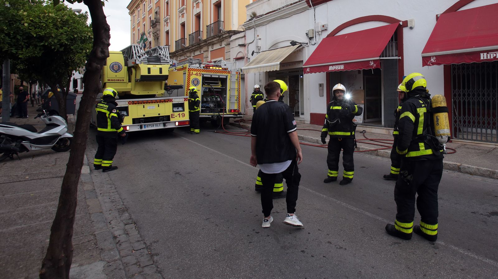 Alarma por el incendio en una ferretería en la calle Nuño de Cañas de Jerez