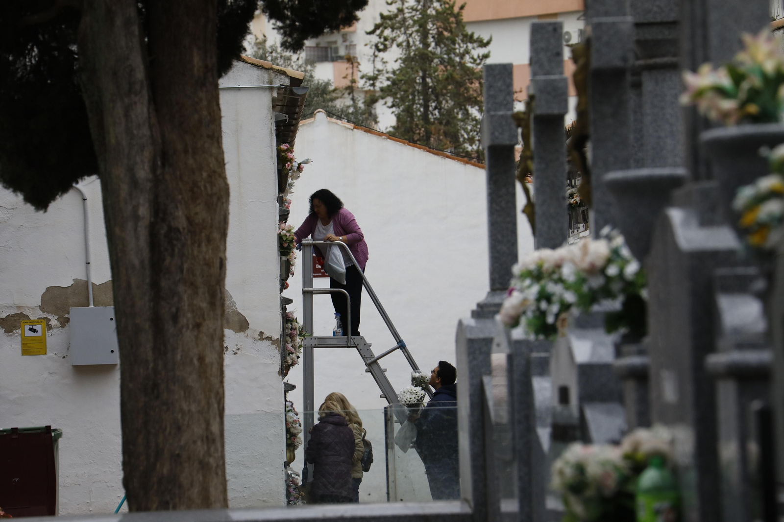 Las imágenes de los preparativos de los cementerios de Córdoba por el día de Todos los Santos