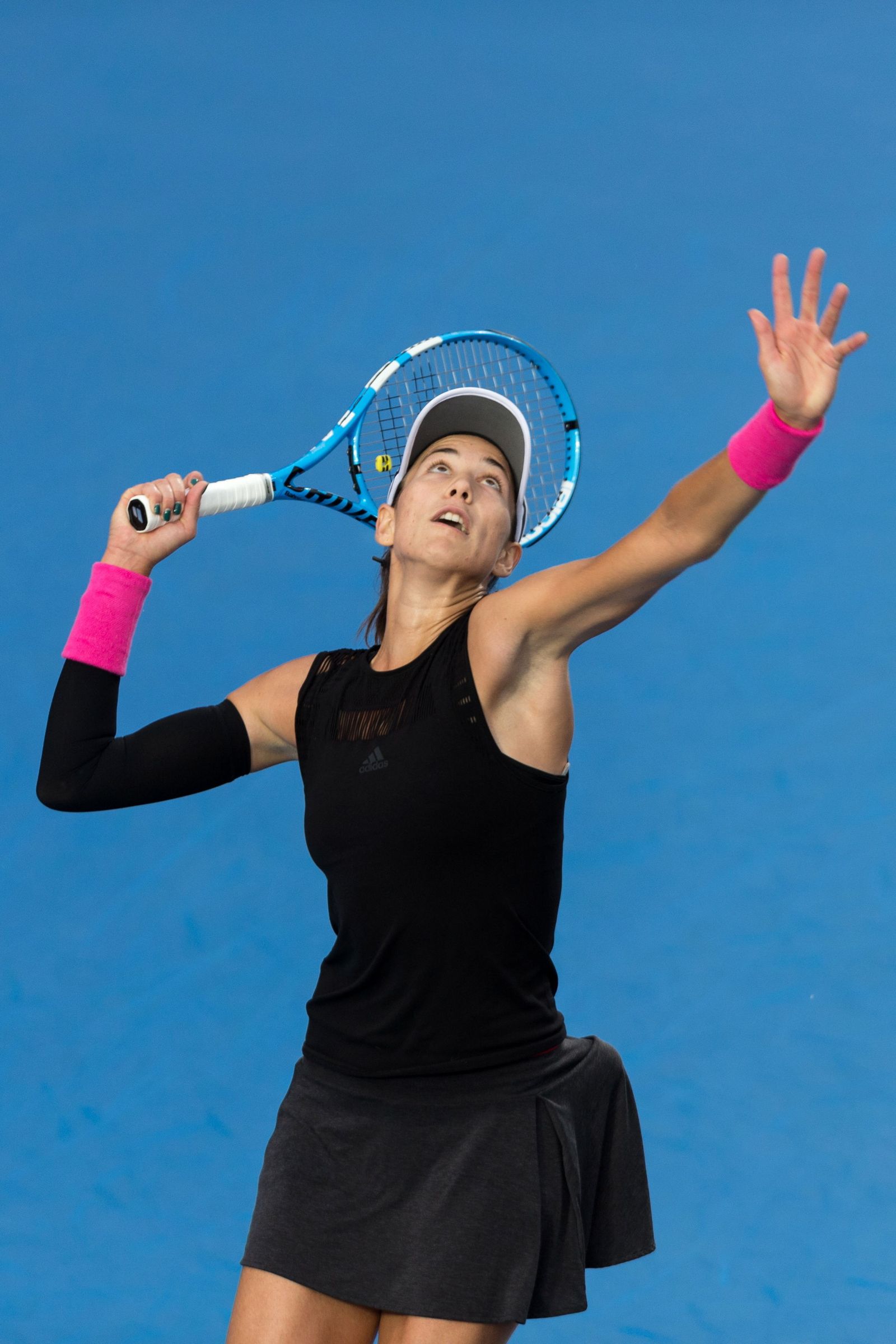 Garbiñe Muguruza se dispone a realizar un saque.