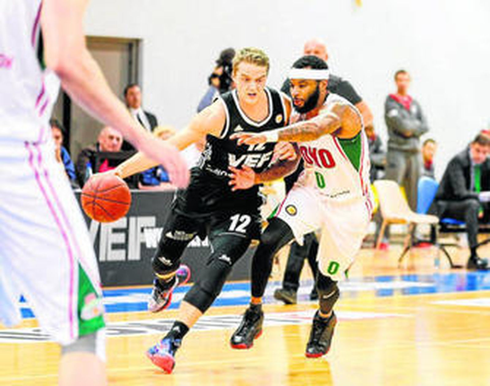 Hakanson, en su último partido con el VEF Riga el 11 de enero, bota presionado por Delaney, del Lokomotiv Kuban.