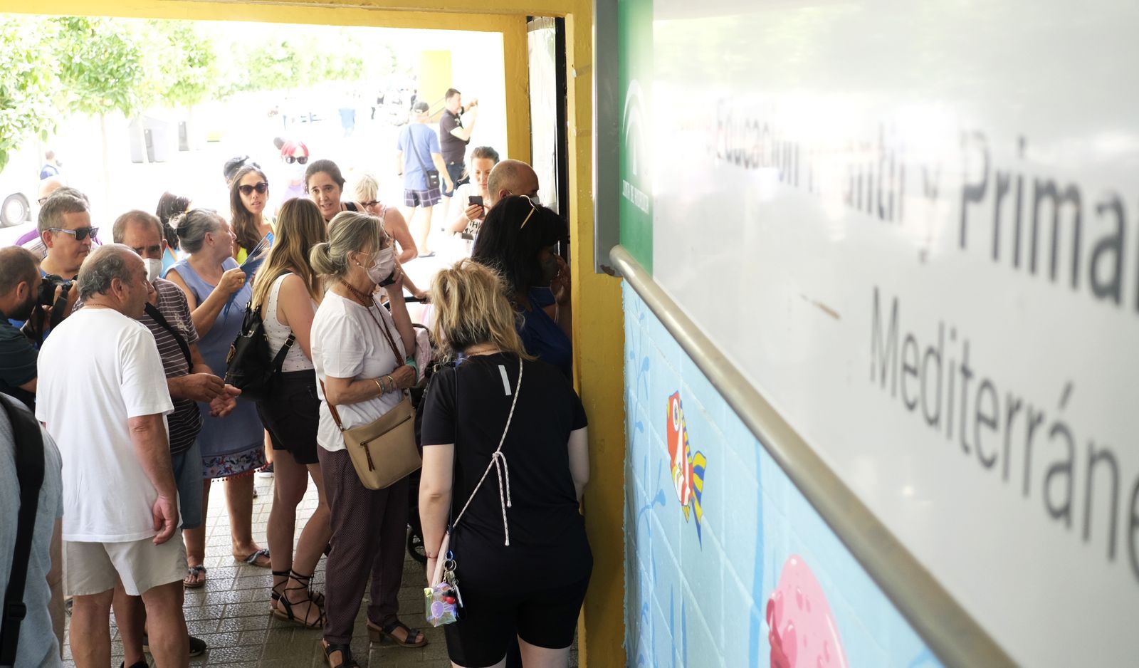 Protesta en el colegio Mediterráneo de Córdoba por los problemas de climatización, en imágenes