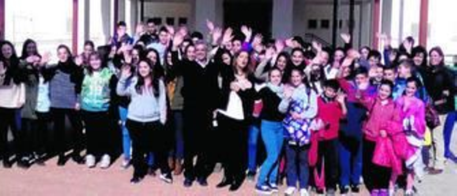 El director y presentador de 'Andalucía Directo', Modesto Barragán, ayer entre jóvenes de la localidad granadina de Padul.