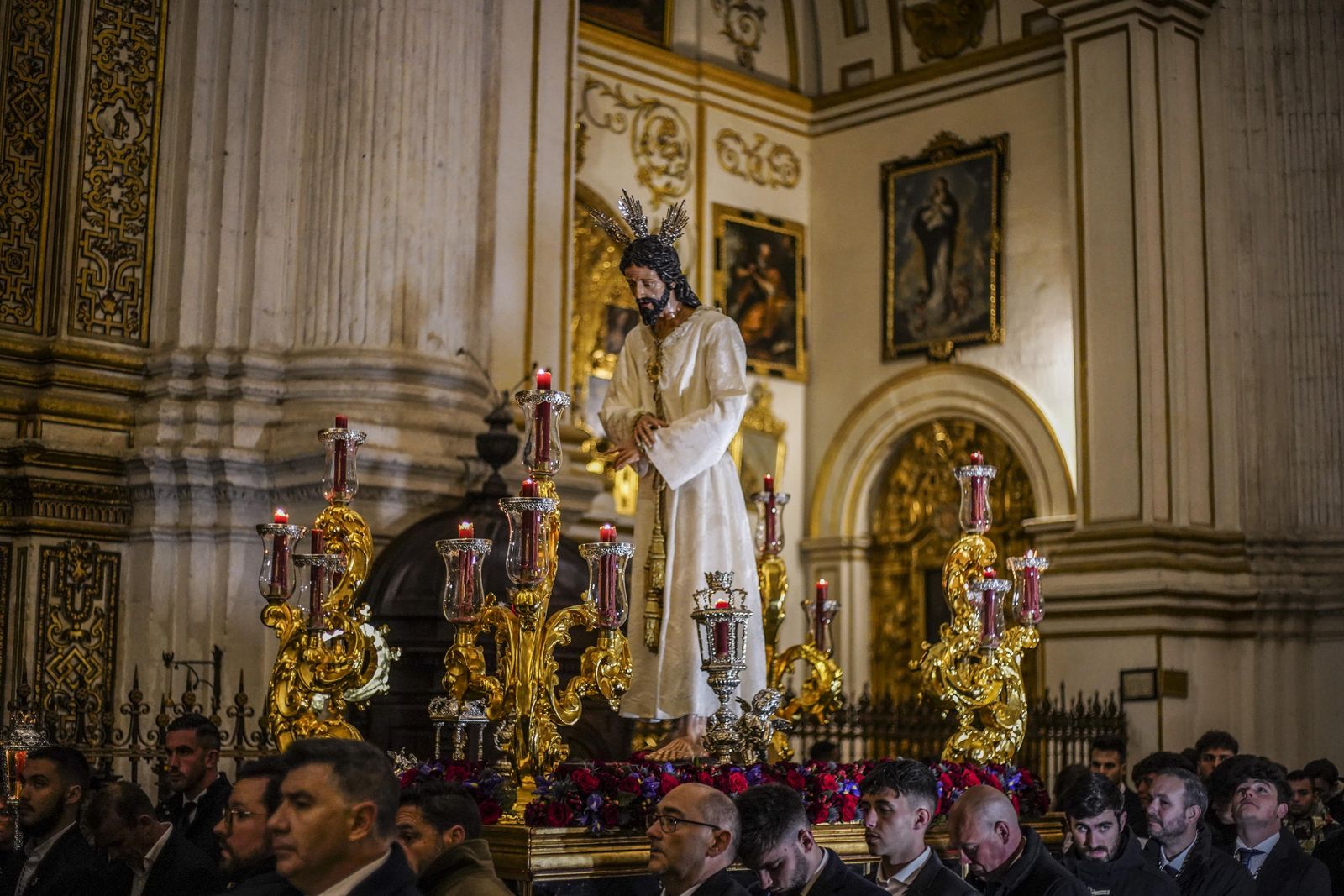El vía crucis de las cofradías, en imágenes