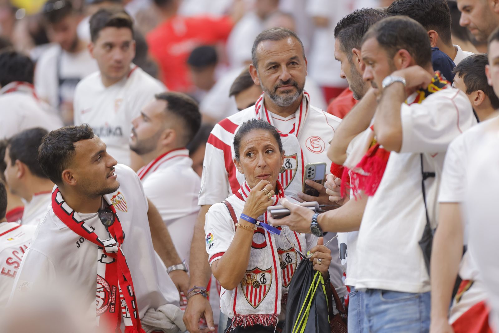 Búscate en las fotos del Sevilla-Roma