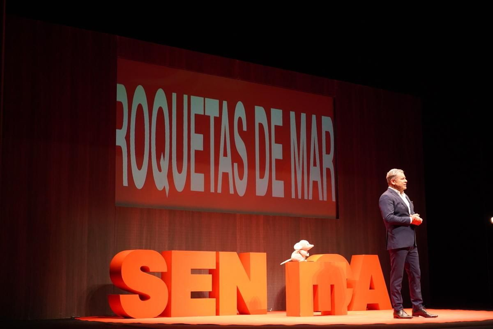 Jorge Javier Vázquez en el Teatro Auditorio de Roquetas.