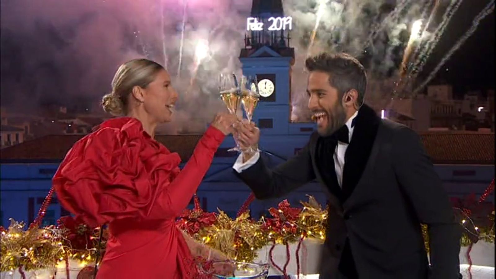 Anne Igartiburu y Roberto Leal brindan en la bienvenida a 2019