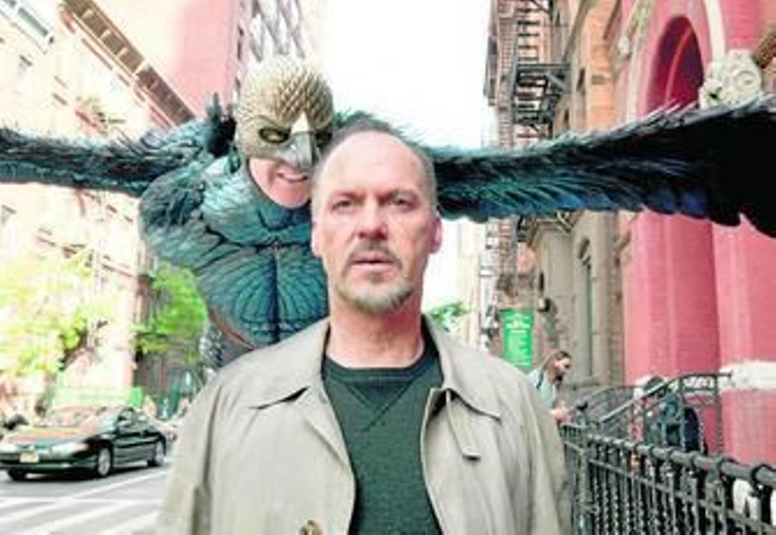 Michael Keaton, con la sombra de su otro yo, en una imagen de 'Birdman'.