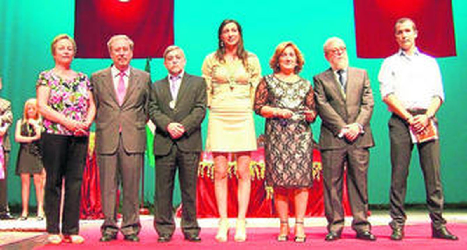 La alcaldesa (en el centro), posando con los homenajeados.