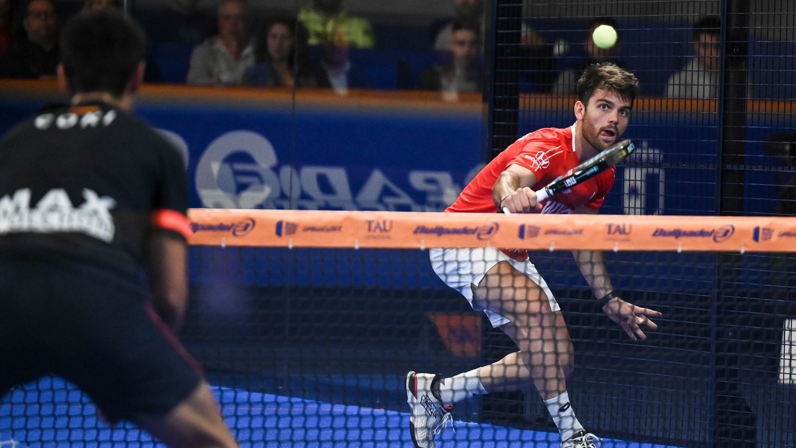 Javi Garrido devuelve una bola durante la final.
