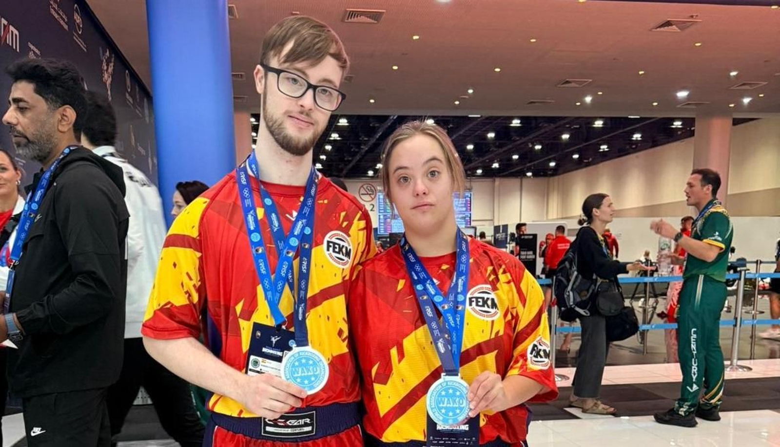 Antonio Romero y Laura Molina posan con las medallas de platas logradas en Abu Dabi.