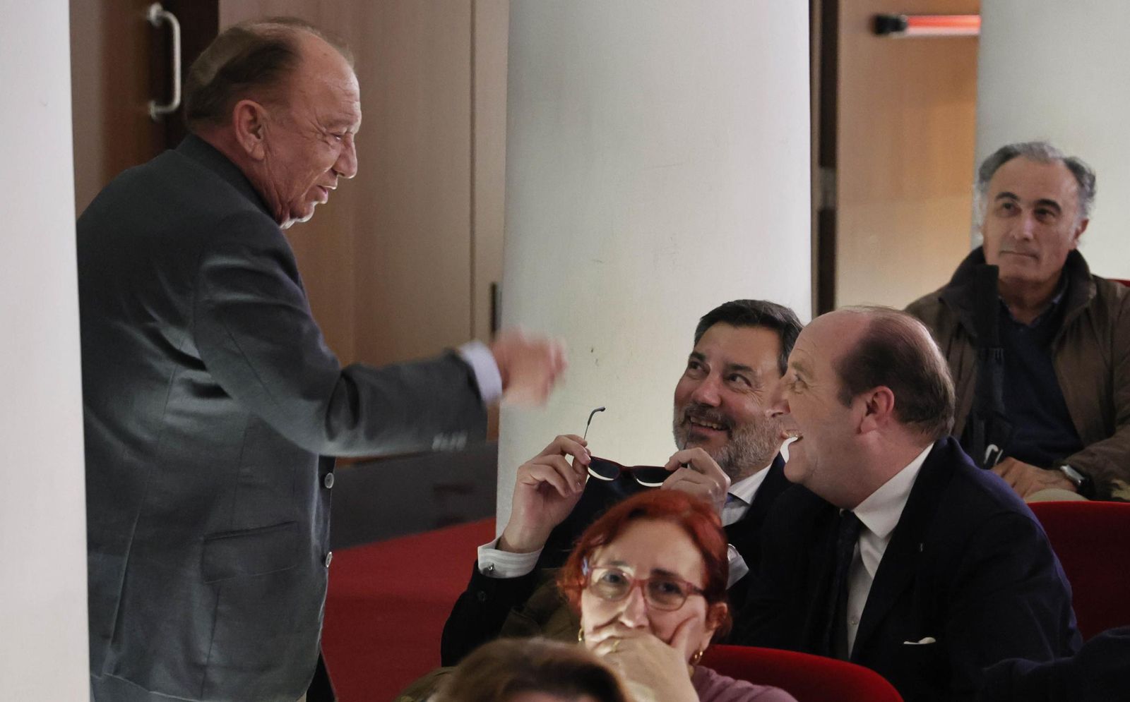 Las imágenes de la tertulia "Dialogos de Cuaresma"