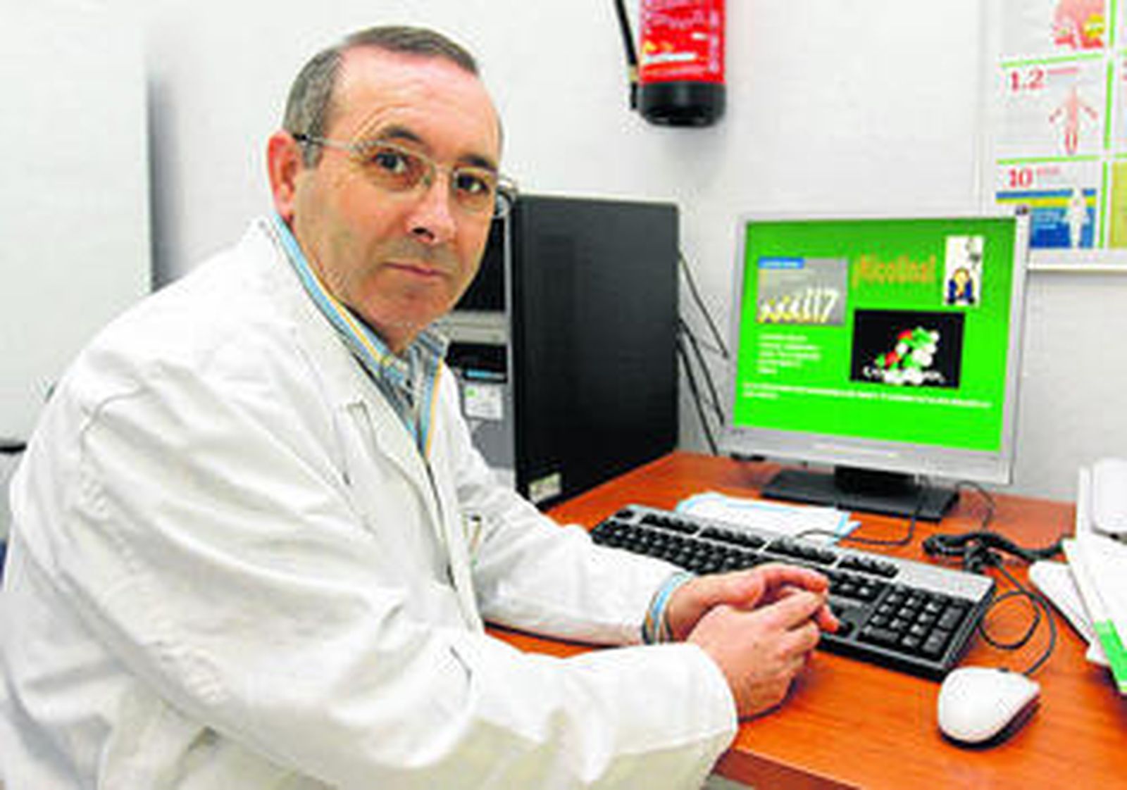 El responsable de la unidad posa en la sala donde se desarrollan los talleres, en el centro El Lugar.