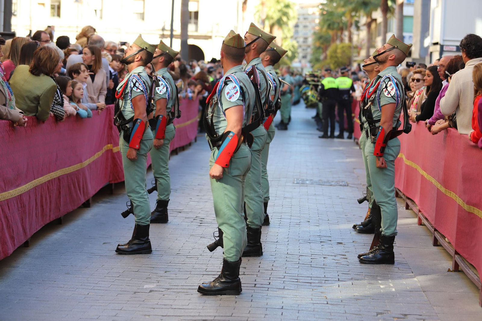 Recibimiento a la Legión en las calles del centro de Huelva